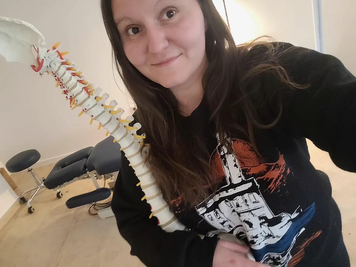 Olga De Amores en la consulta de Vila-real con un modelo anatómico de columna vertebral